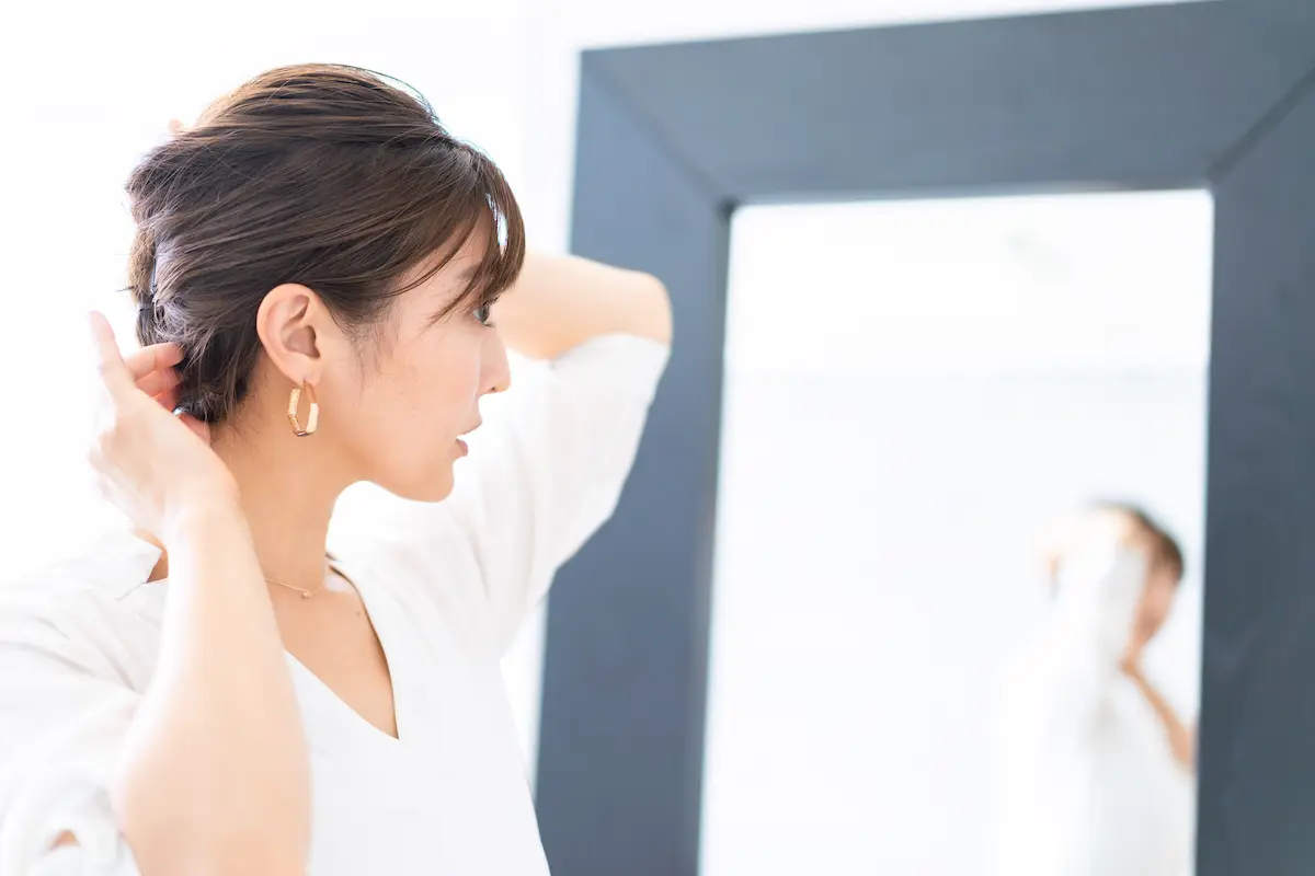 ヘアスタイルを確認する女性