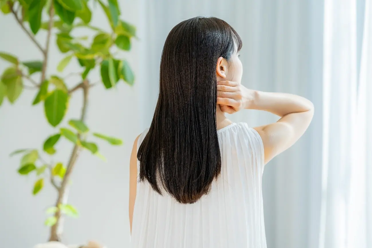 美しい髪の女性の後ろ姿