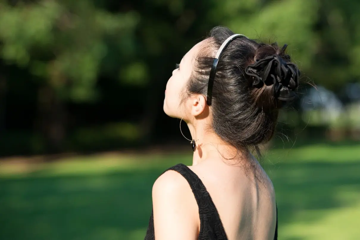 カチューシャを使ったヘアスタイルの女性の後ろ姿