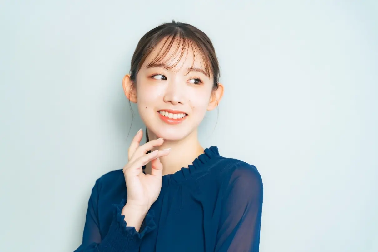 シースルーバングの微笑む女性