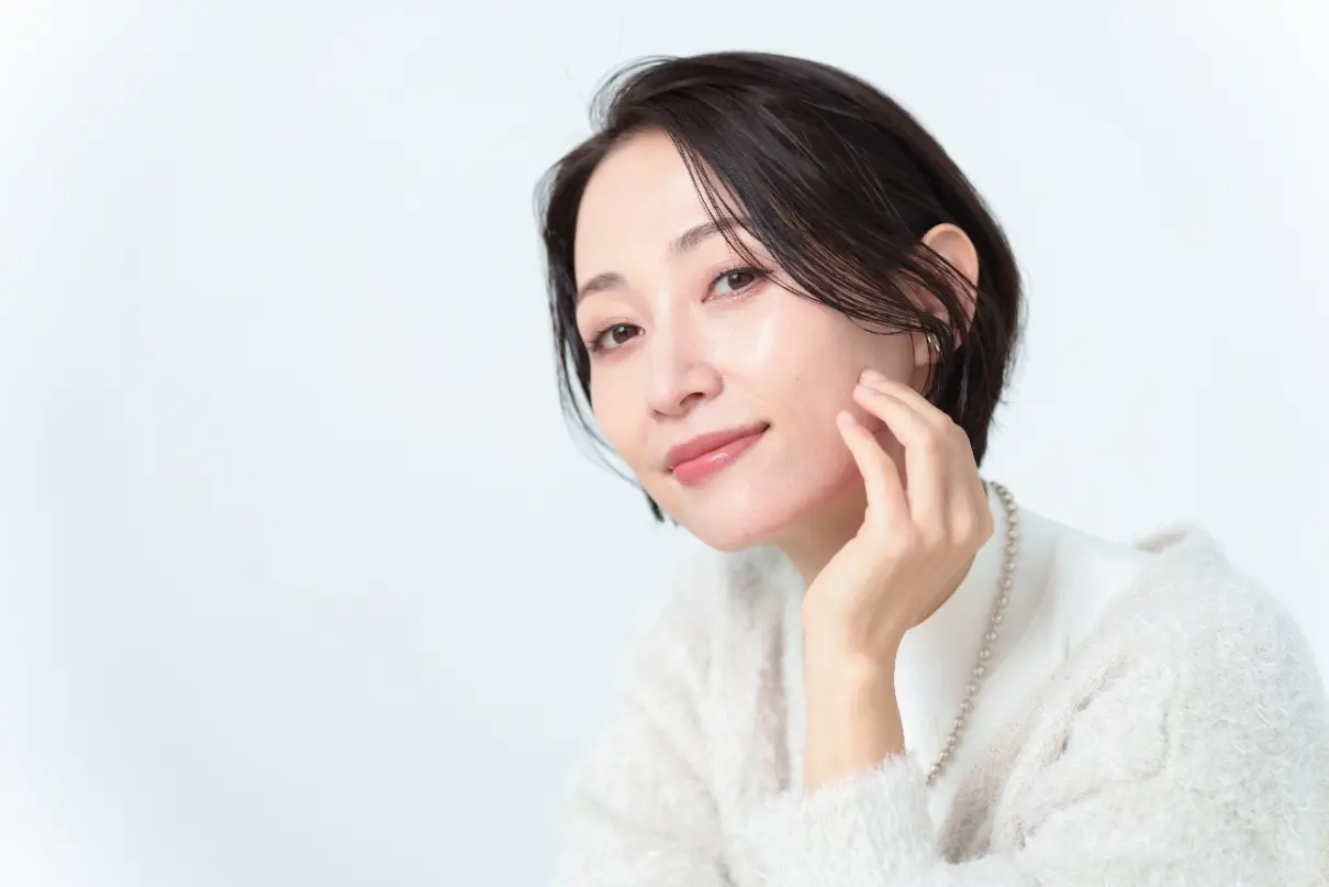 ショートヘアでセンターパートの女性