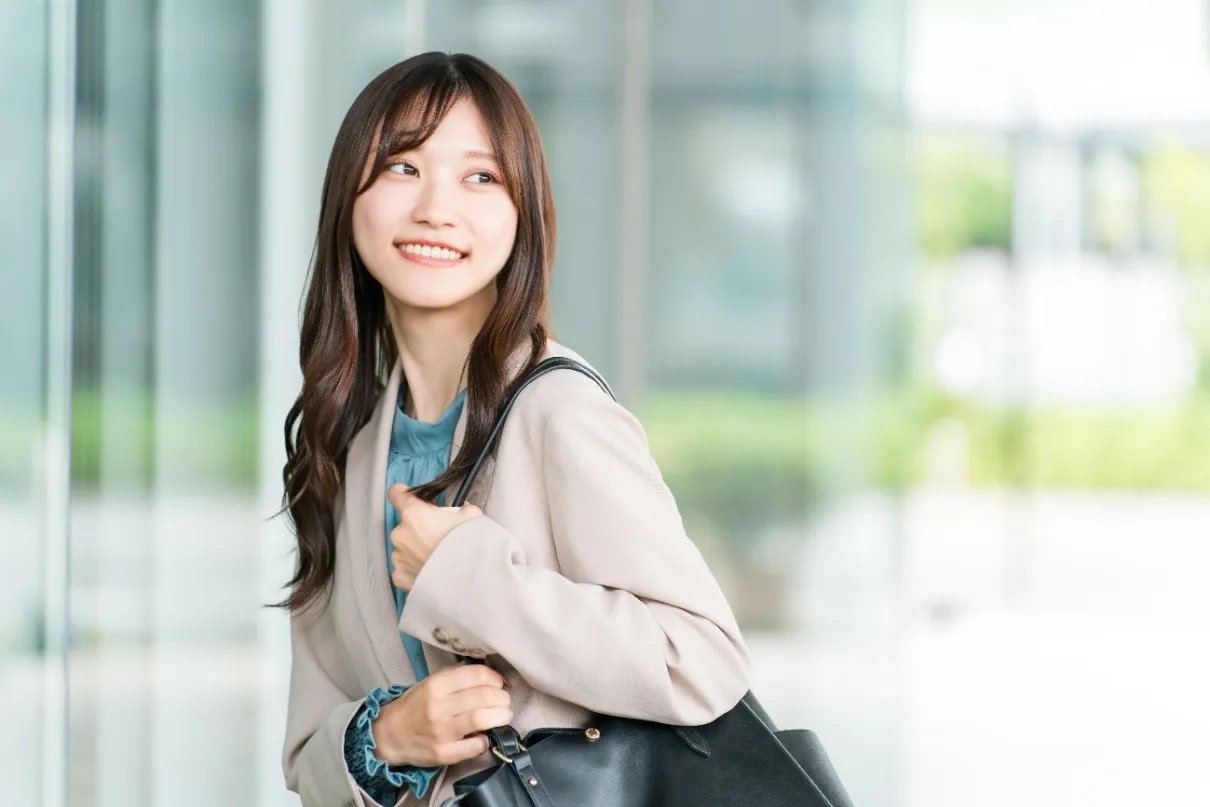 オフィスカジュアルのロングヘアの女性