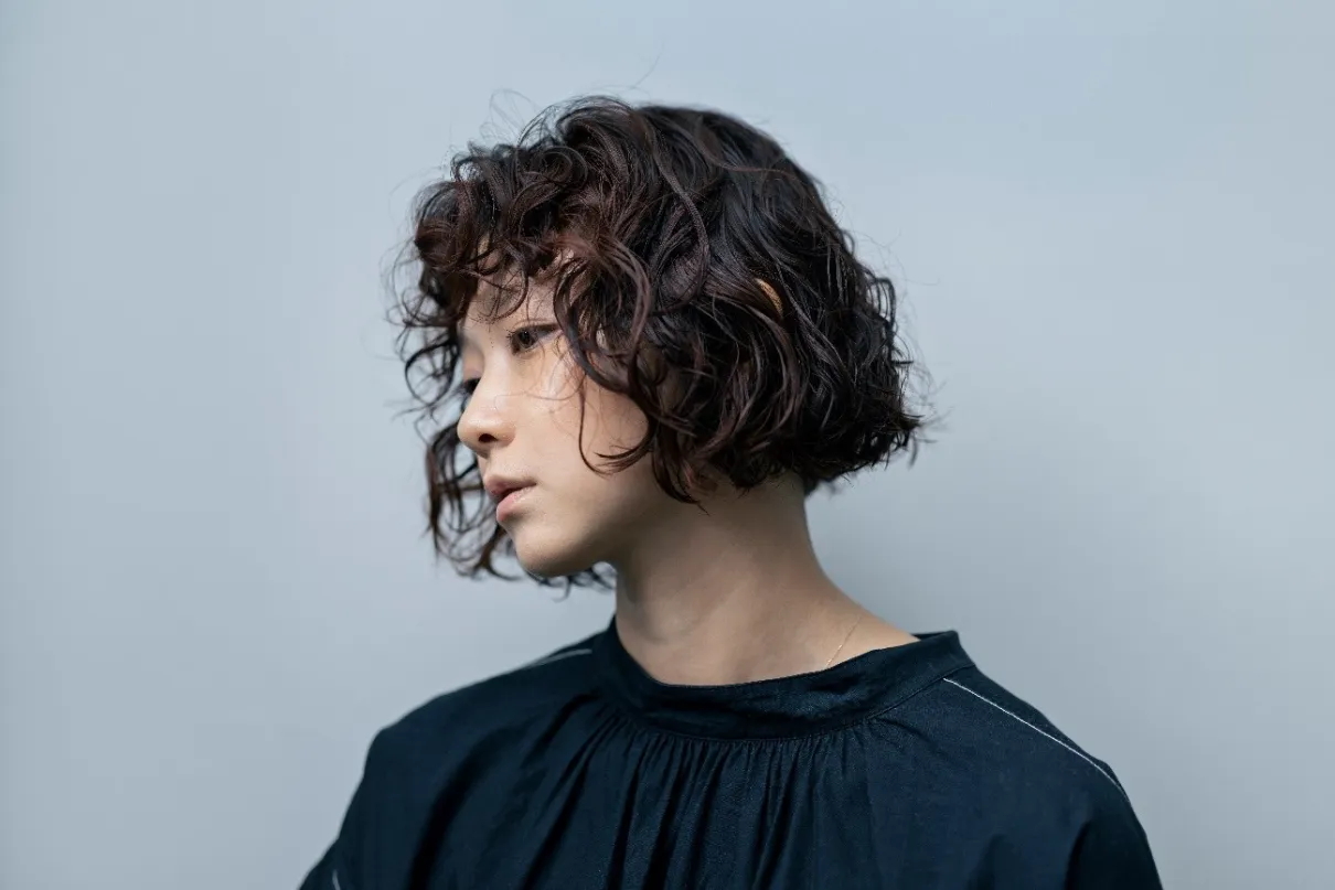パーマスタイルのボブヘアの女性