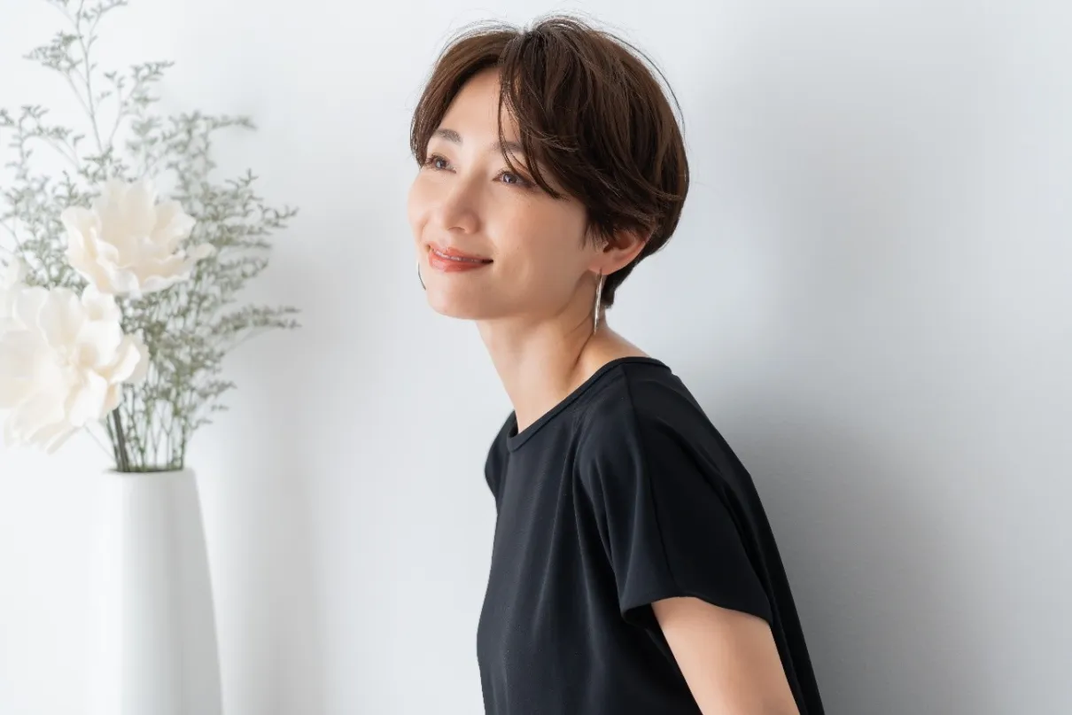 センターパートのショートヘアの女性
