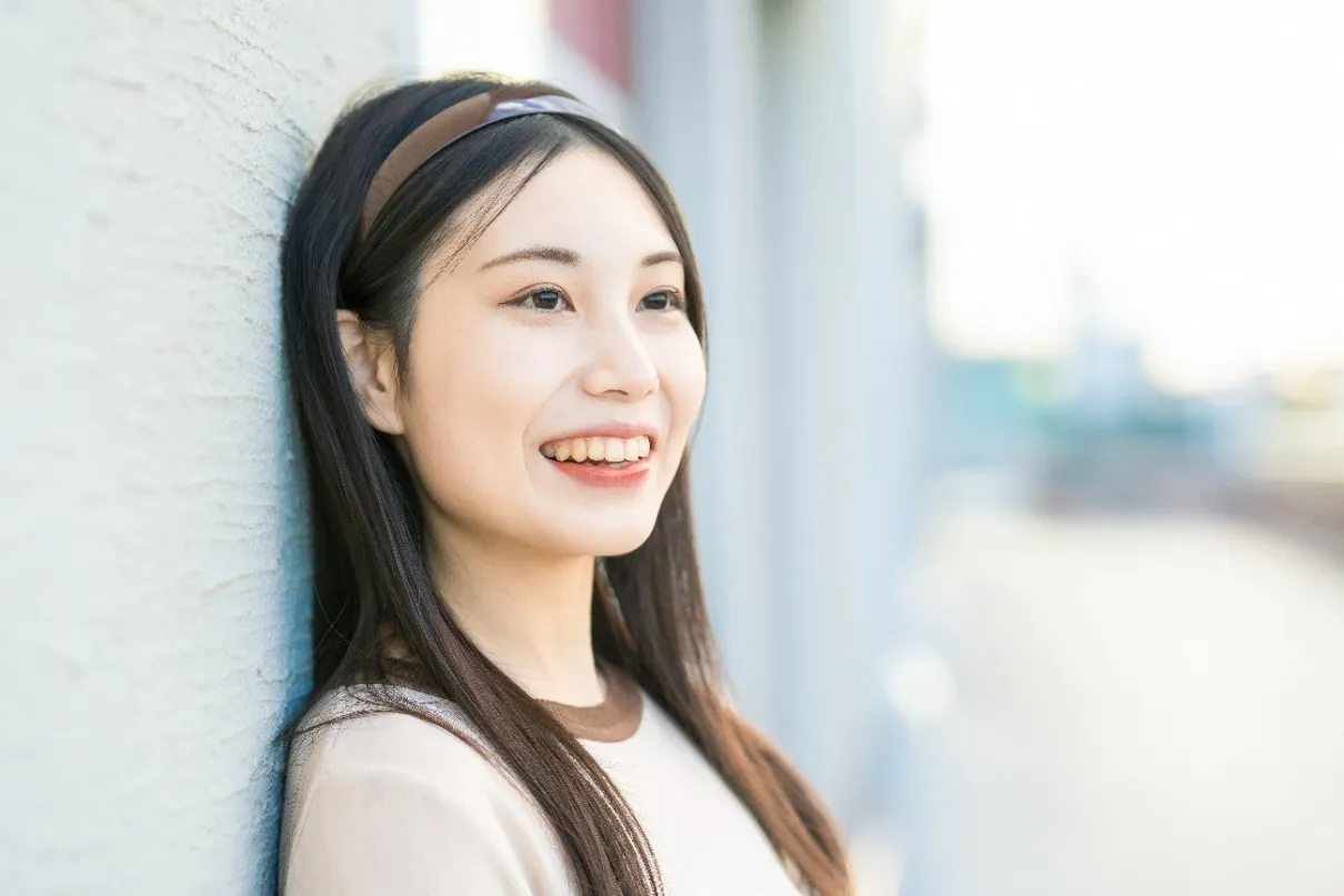 カチューシャを使ったヘアスタイルのロングヘアの女性