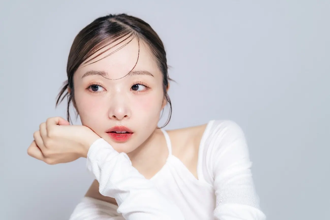 まとめ髪にヘアセットした女性