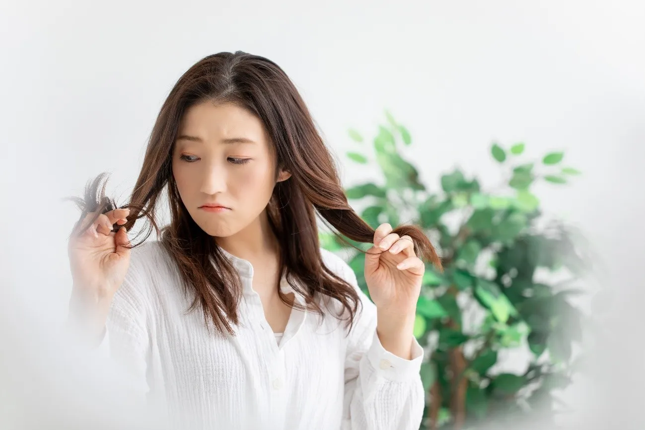 毛先のダメージに悩む女性