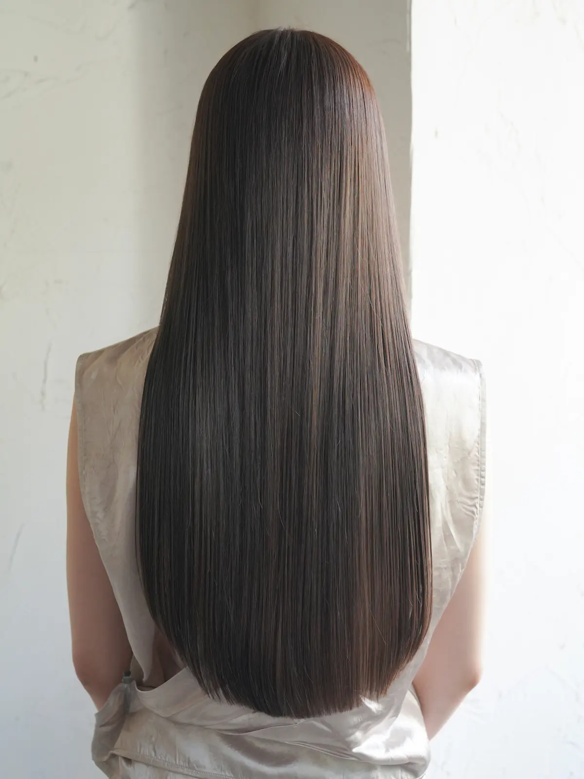 美しいロングヘアの女性の後ろ姿