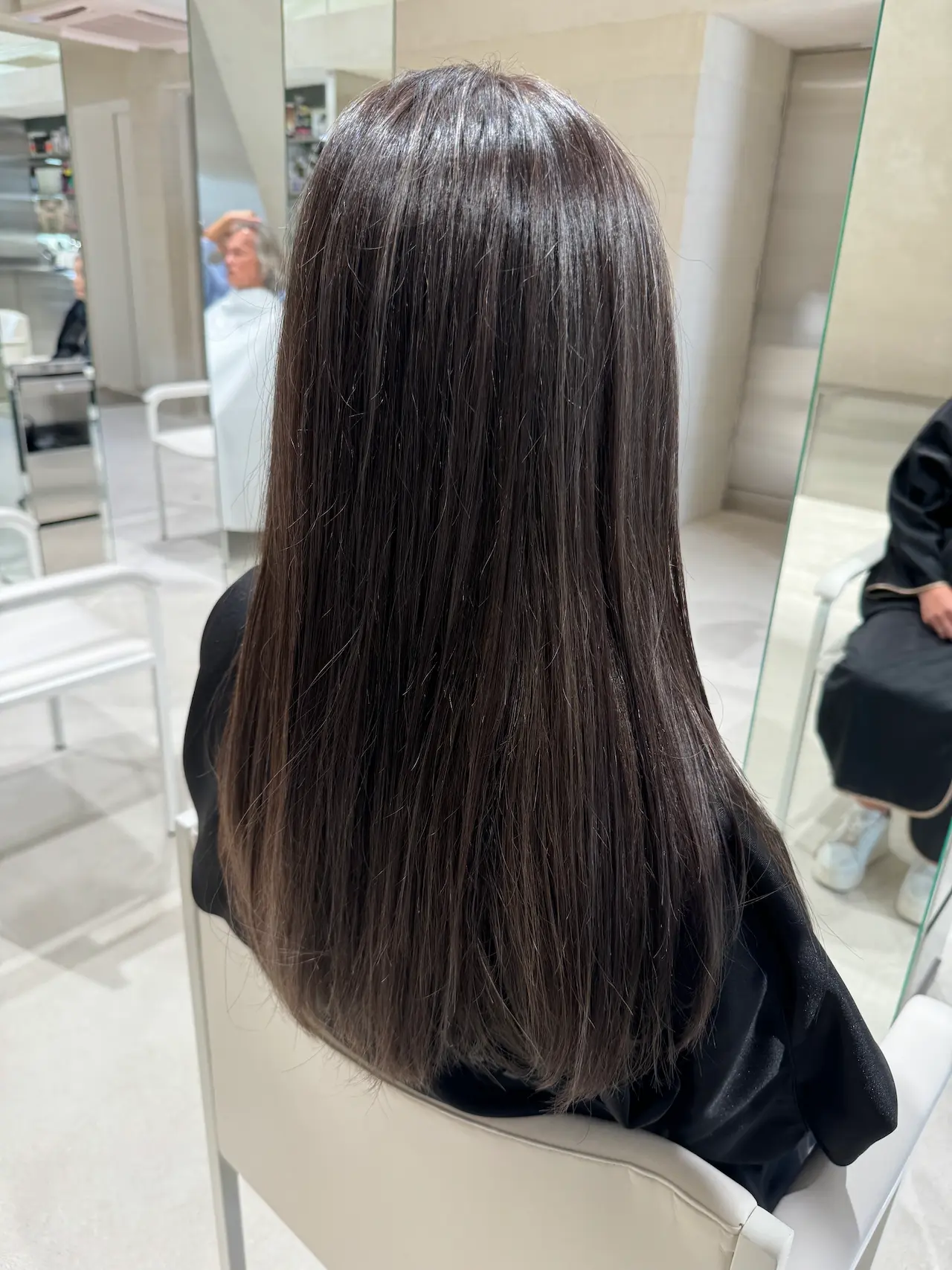透明感のあるヘアカラーの女性