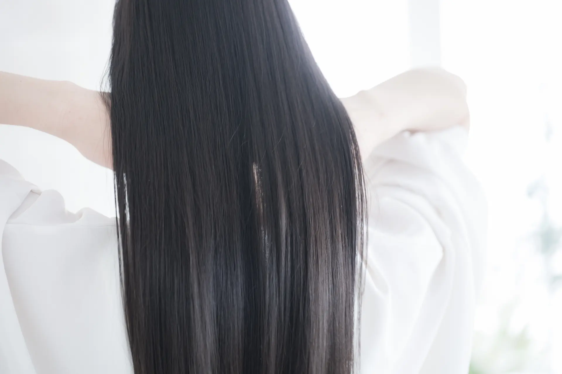 サラサラの髪の女性の後ろ姿