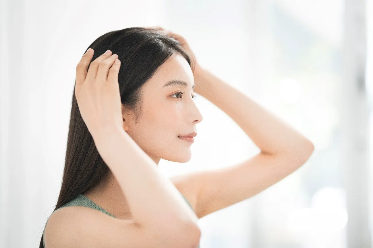 髪を触る女性の横顔