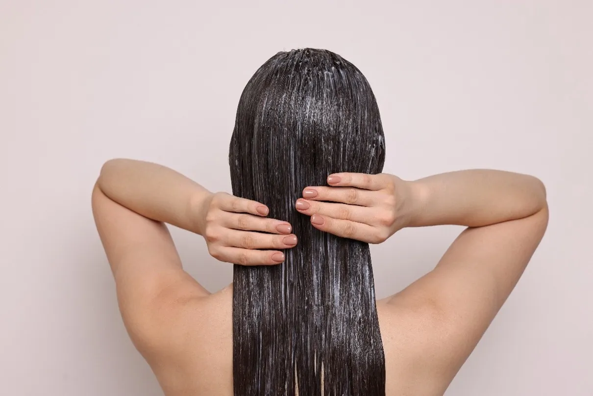 トリートメントでヘアケアをする女性の後ろ姿