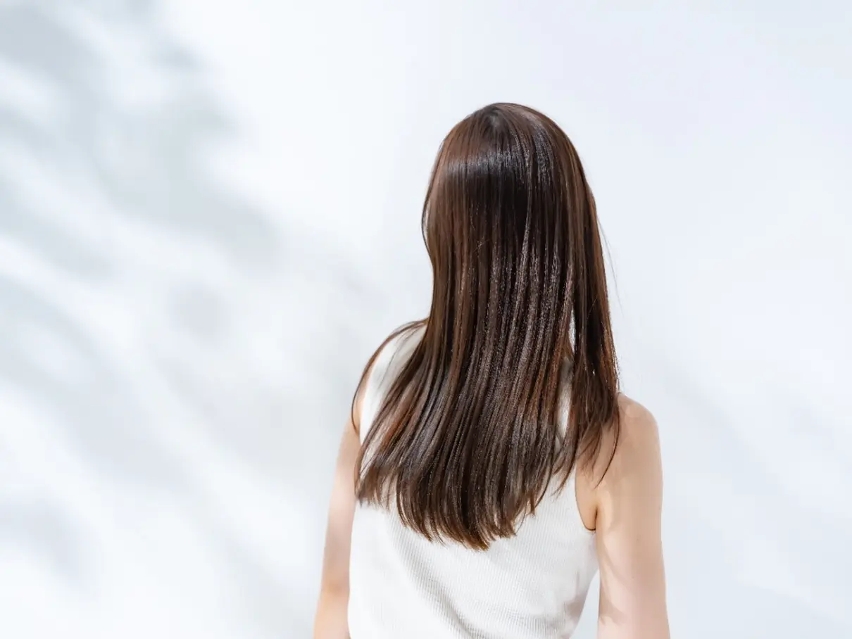 美しいロングヘアの女性の後ろ姿