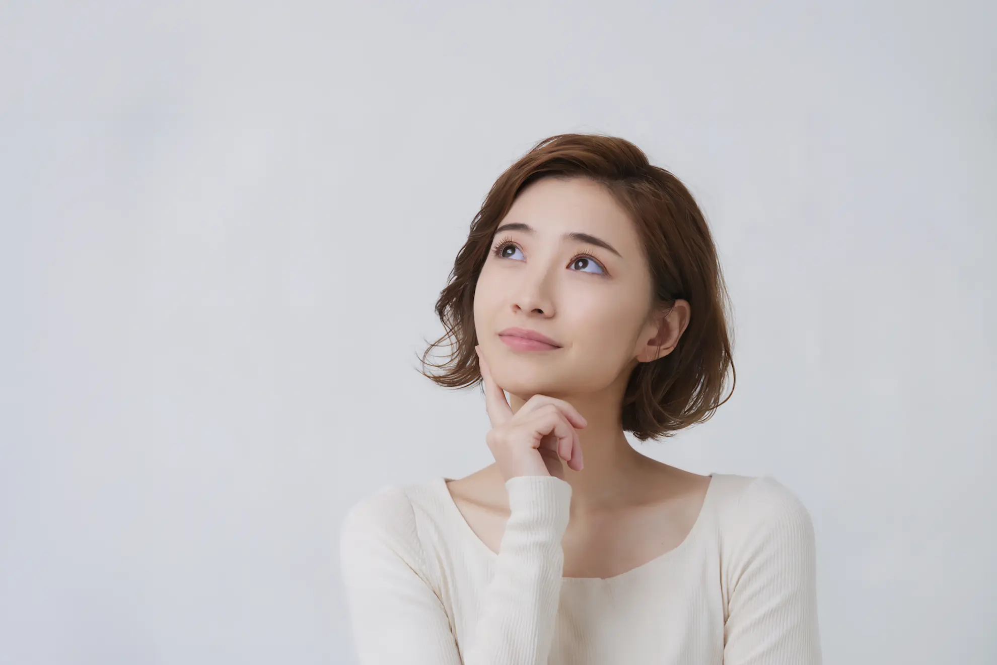 悩んでいる様子の女性の画像