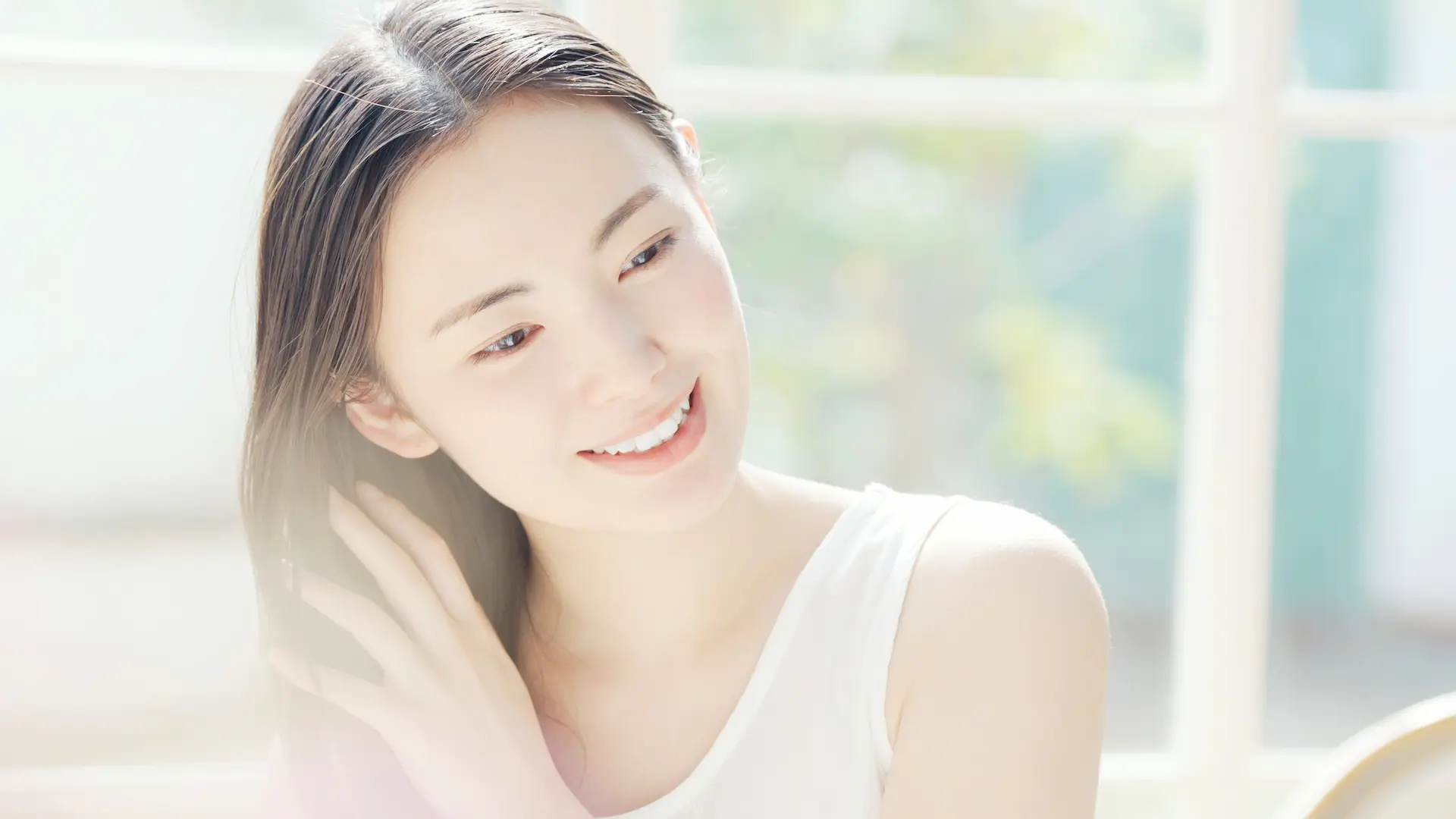 髪をドライヤーで乾かす女性の画像