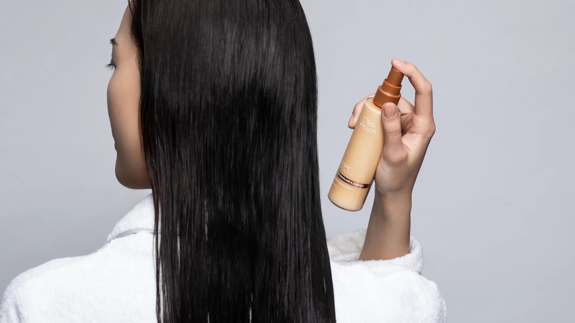 アルタイム スムース製品を使用する女性の後ろ姿