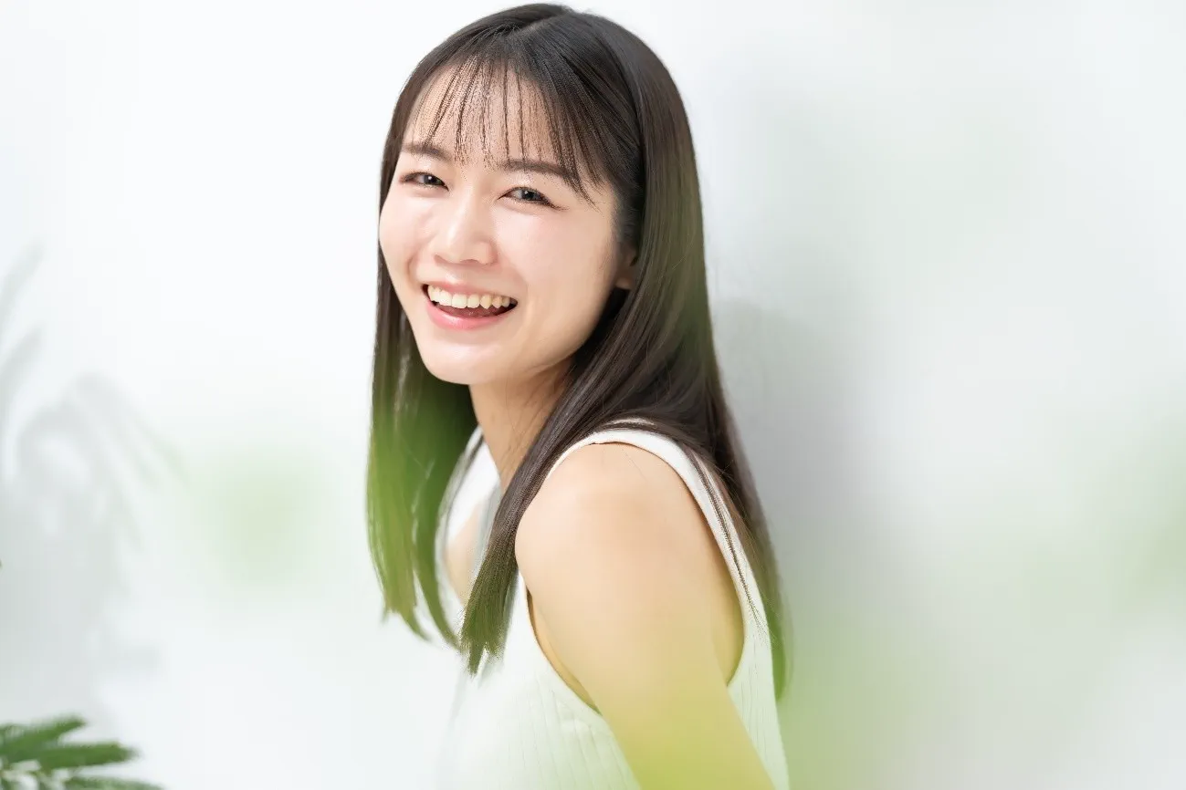 笑顔のロングヘアの女性