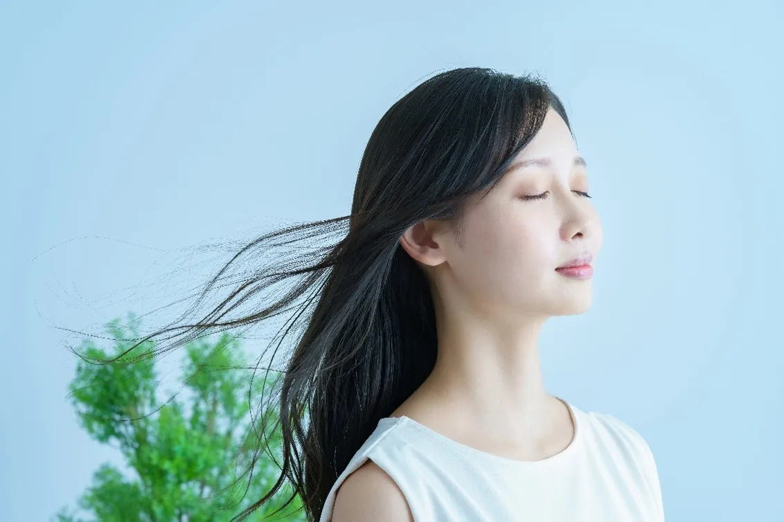 髪がなびく女性の横顔