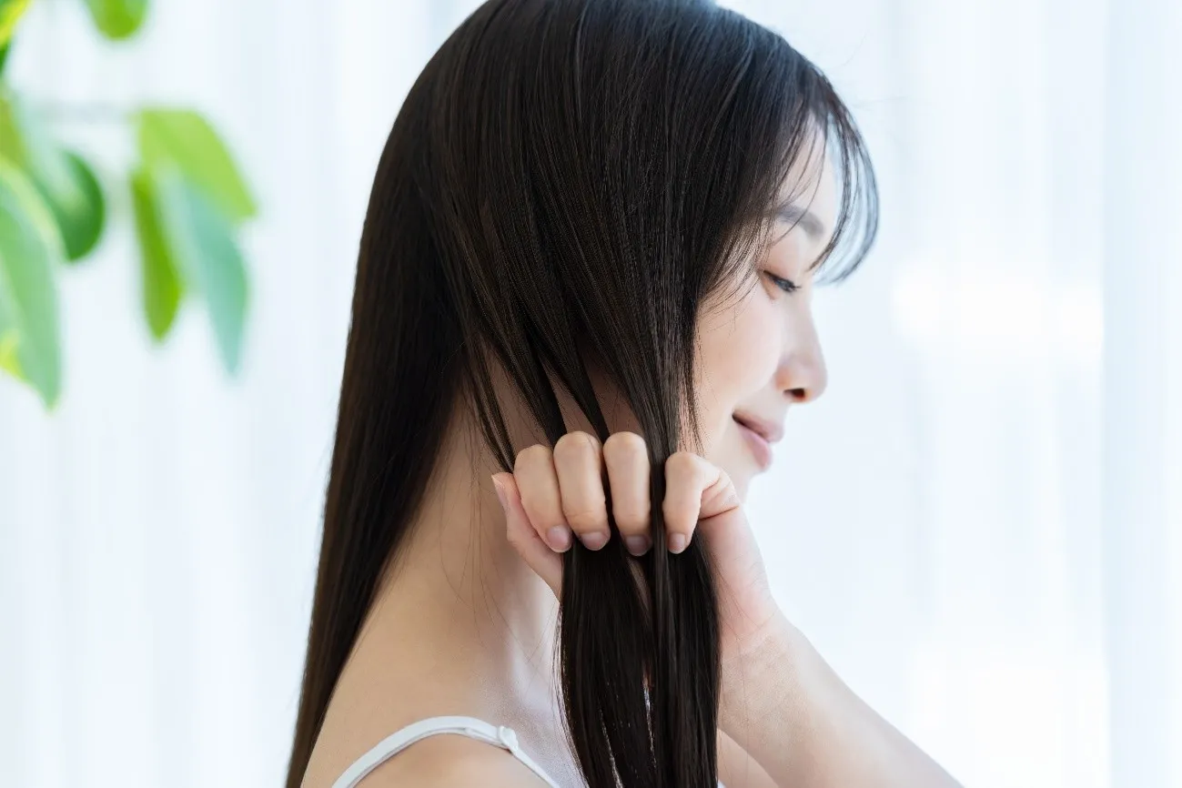 サラサラの髪を手に取る女性
