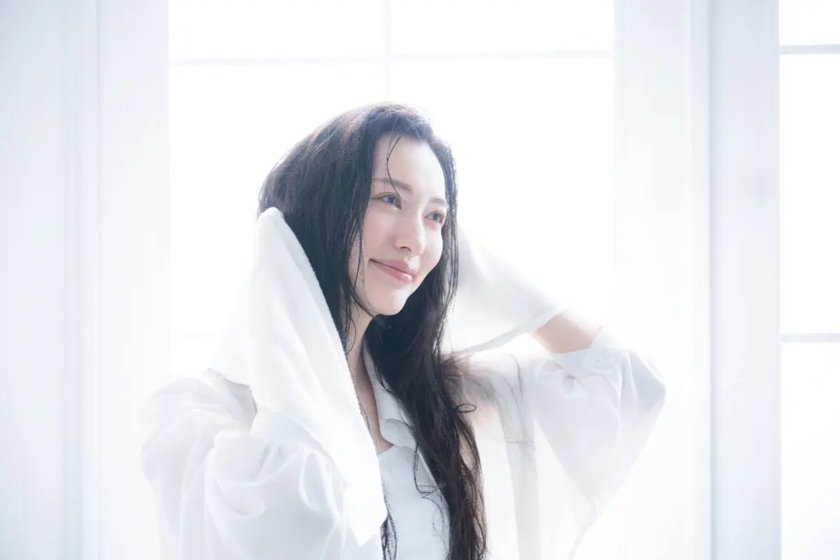タオルドライをするロングヘアの女性