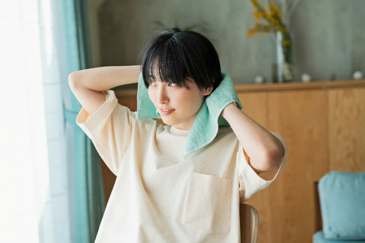 タオルドライをするショートヘアの女性