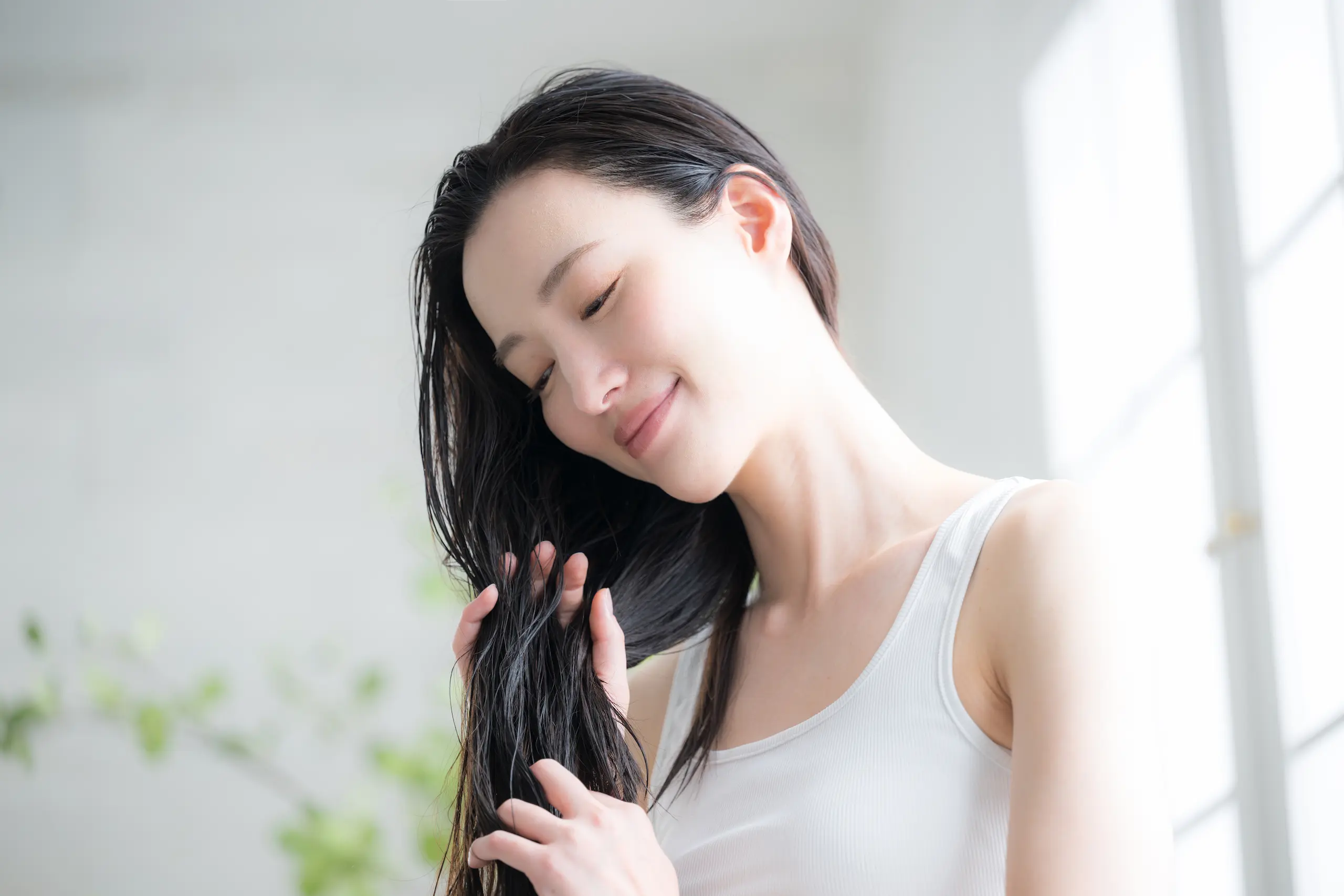 濡れた髪を触る女性の画像