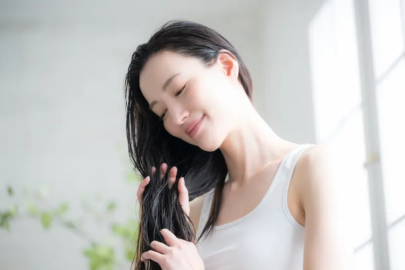 濡れた髪を触る女性の画像