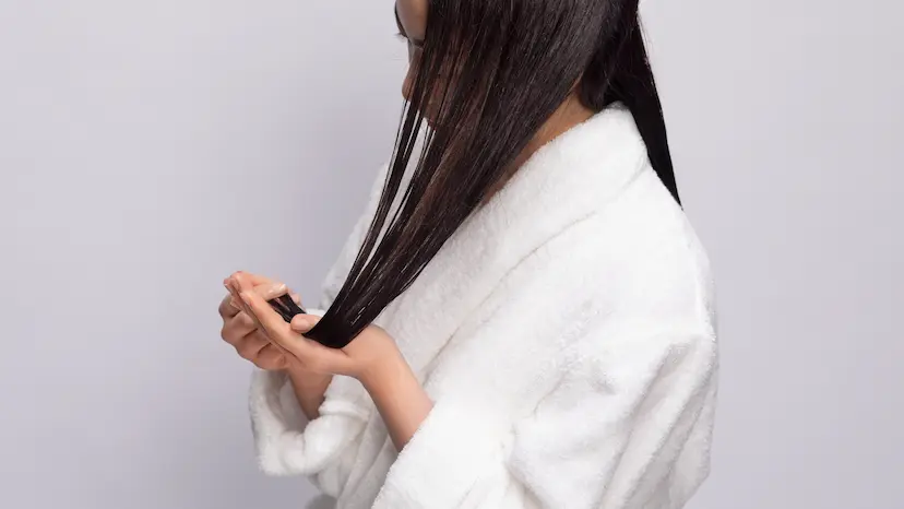 毛先を触る女性の画像