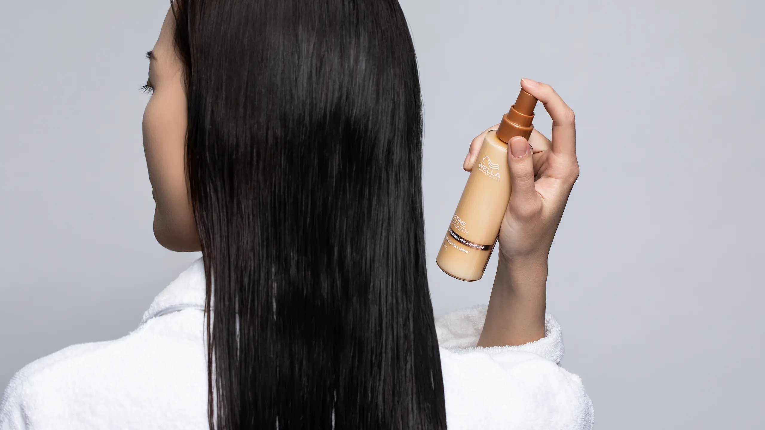アルタイム スムース製品を使用する女性の後ろ姿の画像