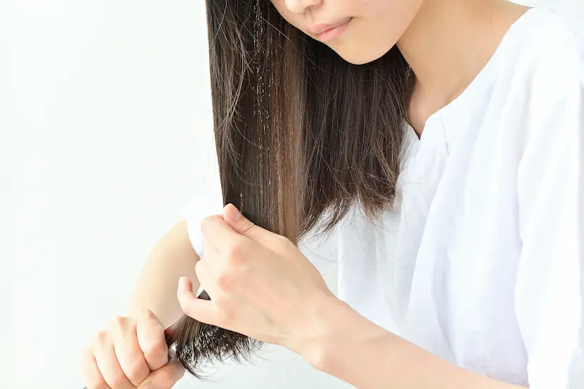 髪をブラッシングする女性の画像