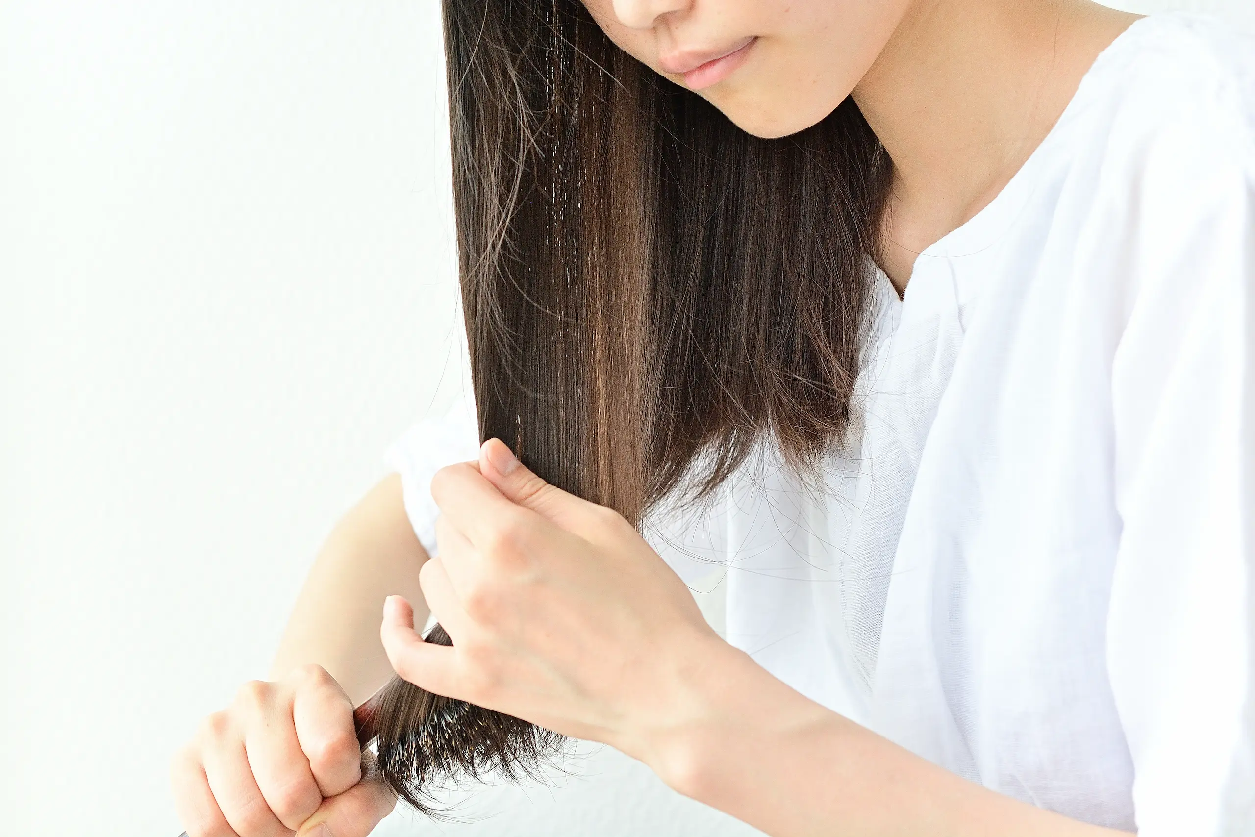 髪をブラッシングする女性の画像