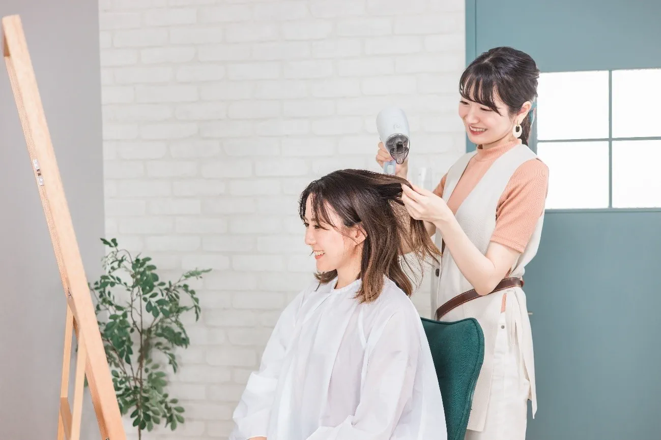 美容院で施術を受ける女性